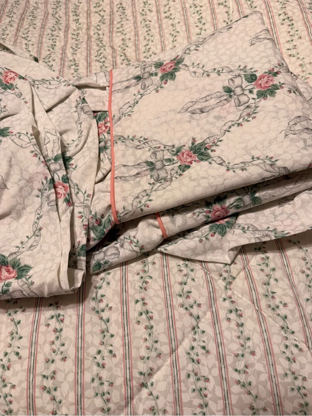 Vintage Floral Ribbon king comforter with bows set with two shams